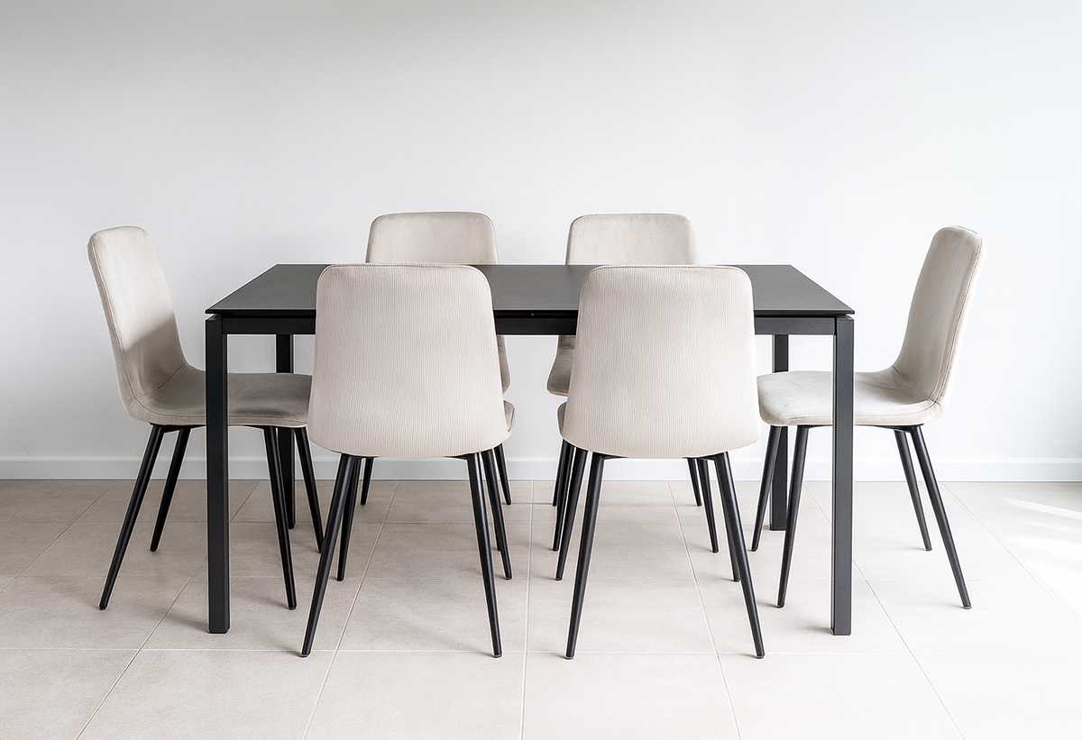 Παρουσιάζεται η καρέκλα σε μια τραπεζαρία.